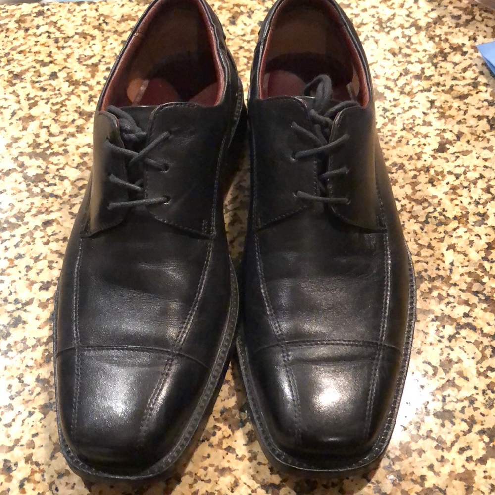 Johnston & Murphy black shoes. Size 8 1/2